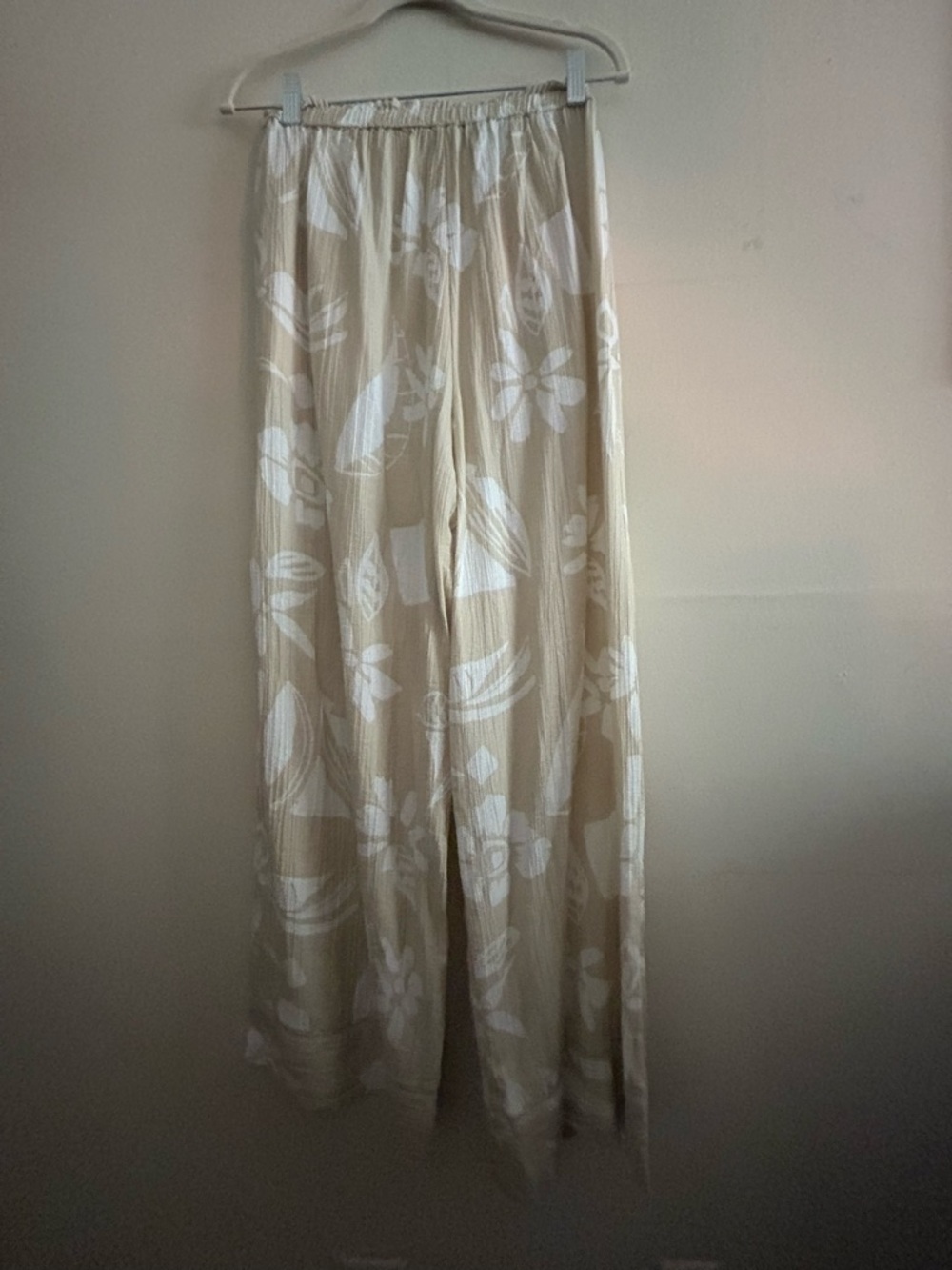 American Eagle Outfitters Beige and White Floral Elastic-Waist Pants
